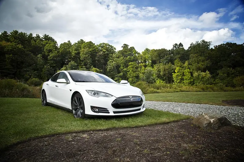2048 et super breakout viennent s’ajouter au catalogue de jeux de Tesla