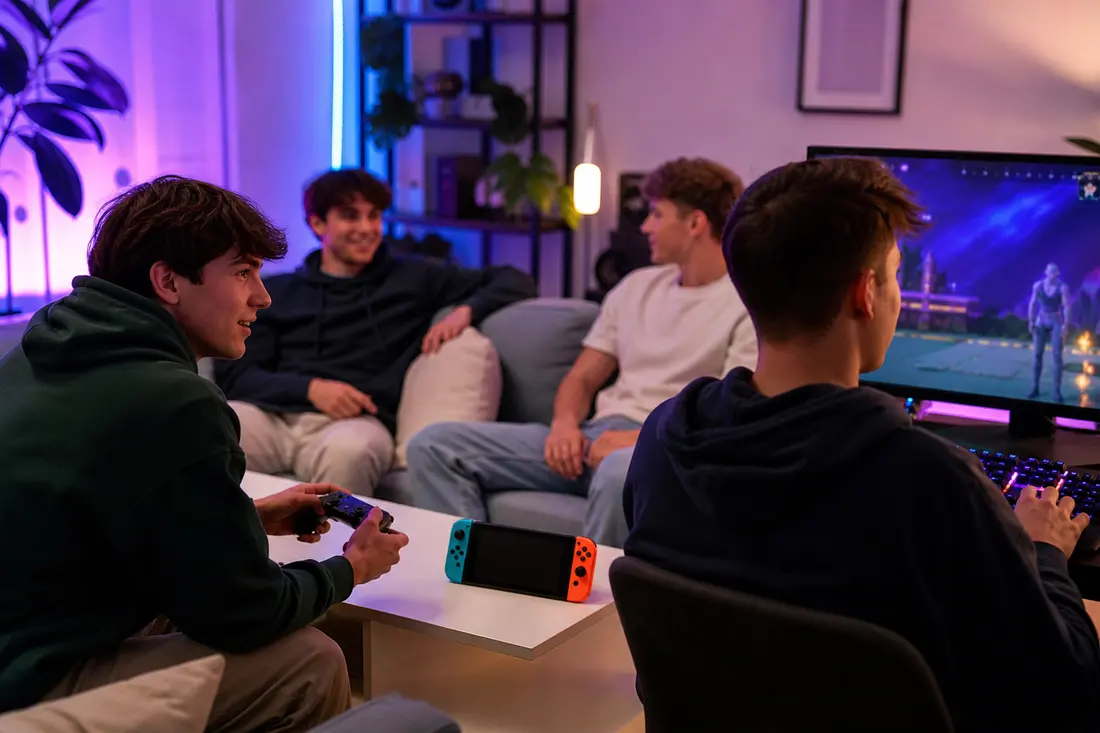 Manettes de PS5, Xbox et Switch posées ensemble à côté d'un clavier de PC gamer
